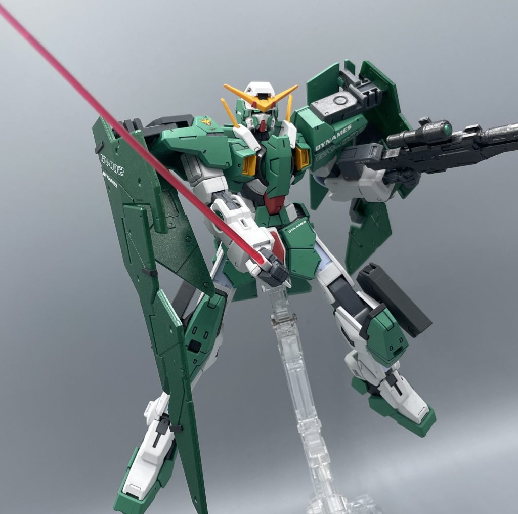 絶対許さねえッ！！　ロックオンは、スナイパーとしてサーベルは使わないというポリシーを持っています。ガンダム鹵獲を狙った合同軍事演習では、グラハムの特攻に、咄嗟にサーベルで防御をしました。これはあくまでも防御の為でしたが、仇敵サーシェスと対峙した時には・・・・。 テメェと一緒にすんじゃねぇッ！！！