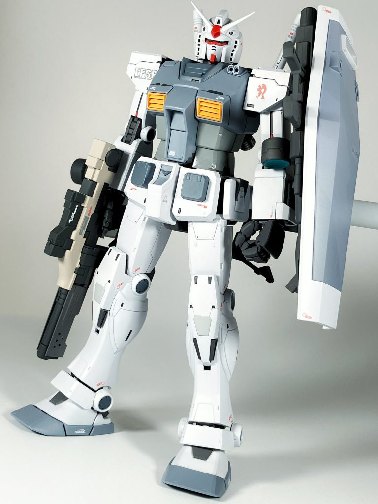 あまり大きな事はしてませんが、シールドの連邦十字を取ったのと、ORIGIN版ビームライフルを改造(ショルダーキャノンの砲身を移植)したくらいですカラーレシピ本体白1:HRクールホワイト(HJモデラーズ)本体赤:フレイムレッド(NAZCA)本体青:ブルーフォグホワイト(NAZCA)+EXホワイト(ガイアノーツ)本体青2:インターミディエートブルー(GSIクレオス)本体黄:マンダリンイエロー(NAZCA)関節部、武器:メカサフヘヴィ(NAZCA)、オリジナル継ぎ足しグレー等バーニア:スターブライトアイアン(ガイアノーツ)