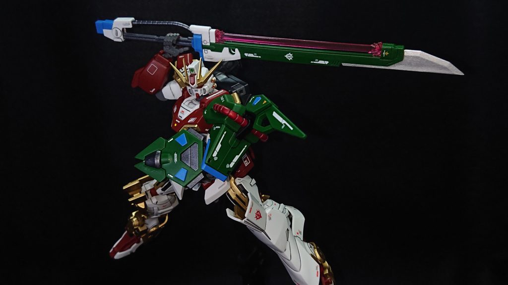 今回のお気に入りポイントは“全体のデザイン”と“カラーリング”ですいろんなキットからパーツを貰ってきて作ったストライクだったのですが、しっかりとストライクとして認識できるぐらいには全体のデザインをまとめられたと思っています!これで主役機コンテストも参加できますねwカラーリングも結構上手くいきました!素体のままでも格好良く仕上げることができましたし、武装のソードストライカーとメインカラーをしっかり分けたことがホントに上手くハマりましたw素体のストライクを見ているとソード以外の武装を持たせても上手くマッチするんじゃないかと思っています!ストライクの懐の深さを感じますねwストライク不足で個人的に大変な時期なのですが、こうやっていろんなキットのパーツを使ってちゃんとストライクを作れる様になり、自身の成長を感じれて嬉しく思いますwでは、最後までご覧いただきありがとうございました