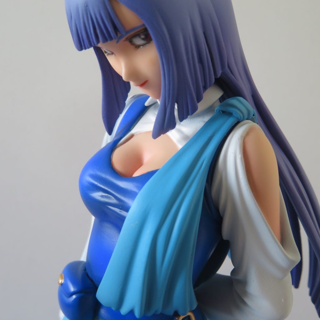 胸と肩が大きく開いたセクシーなコスチューム😍