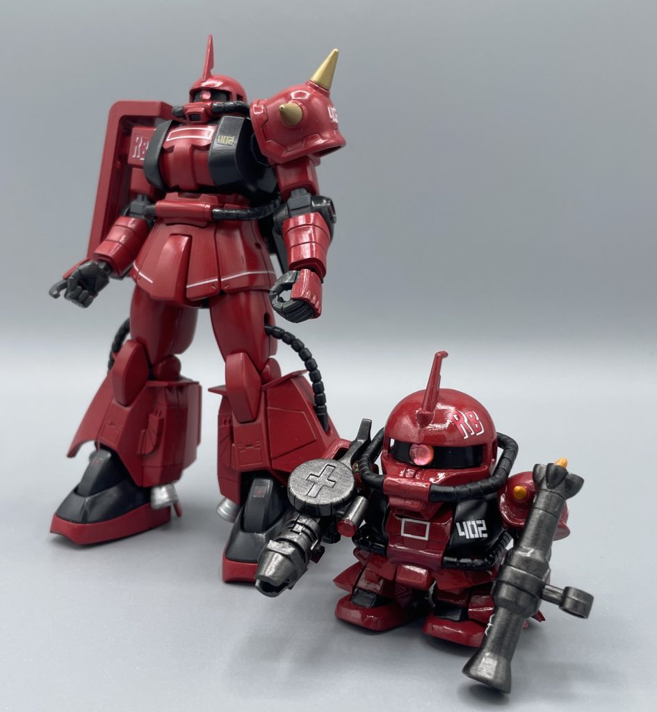 高機動型☆親子！？　後発のHGUCと並べて。塗装はどちらも光沢仕上げにしているので、並べても親和性が高くて気に入っています。ロマンにあふれる高機動型ザクⅡ、自分は大好きです(^^♪　発売は２５年ほど前という古いキットですが、塗装をして仕上げたら、今見ても可愛らしくて良いですね。　最後までご覧いただき、ありがとうございました！！(*^^*)