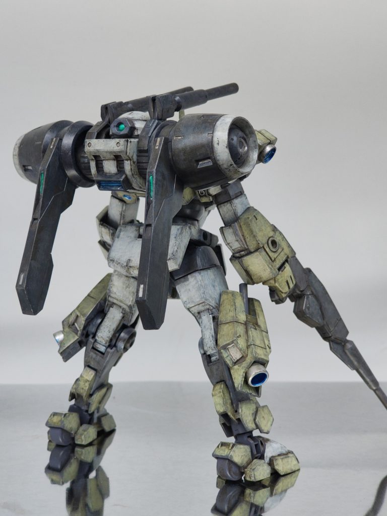 後ろ。バックパックの両サイドの筒部分は重くて垂れてきます。筒的にも、尻尾的にも上げて維持させたいのに。劇中でどういう状態が正しいか知らないけど汗。