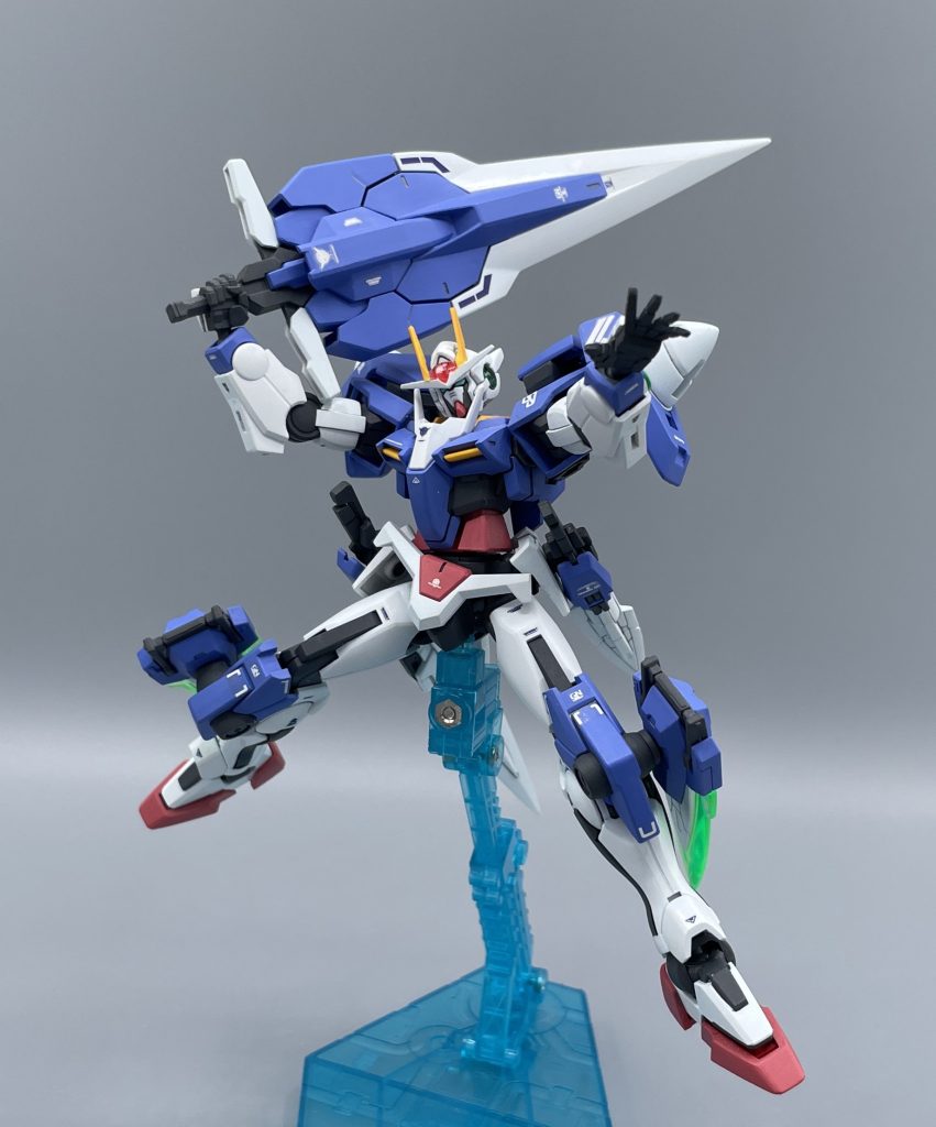 〈1本目〉GNバスターソードⅡ【GNソードモード】 まずは、本機体で最も目立つ大剣であるGNバスターソードⅡから。片手で保持するには無理があるほど、大ぶりに作られた実体剣です。収納時は、左肩の太陽炉にマウントされます。 ジンクスⅡのバスターソードをイアンが解析して改良したのがこの大剣で、7ソード/Gという豊富な武装の中でも、最も強力な武装になります。 覚醒した刹那にこんな大剣で迫られるのも怖いし、クアンタ作りながらこんなものまで用意しちゃうイアンが何より怖いです。