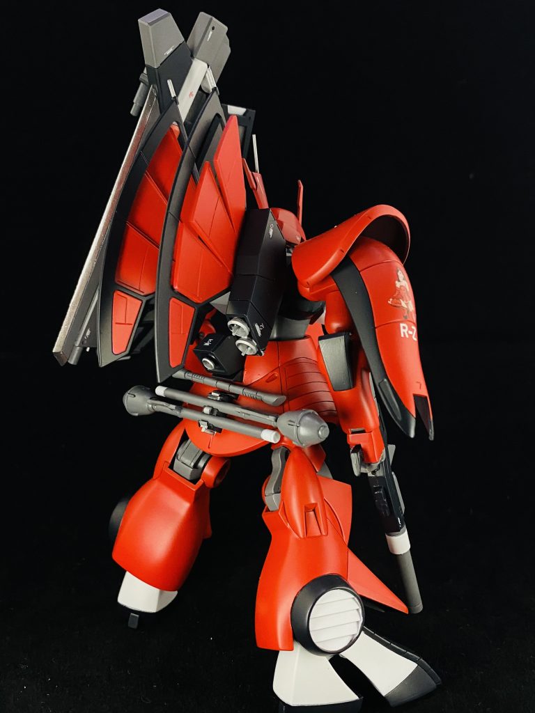 背面の放射板はくり抜いてから斜めに配置しました。ビームサーベルの下にはシュツルム・ファウストを取り付けられるウェポンラッチを作りました。