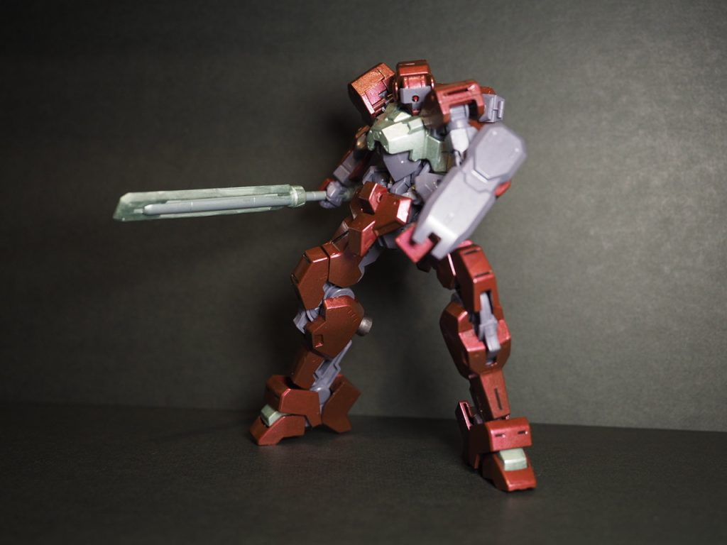 装甲部分は、メタリックレッドと焼鉄を2:1の割合で混ぜて塗装しました。胸部は、メタリックグリーン＋ゴールドにシルバーを少し。フレームは、ミカエリスパープルにシルバーを混ぜました。