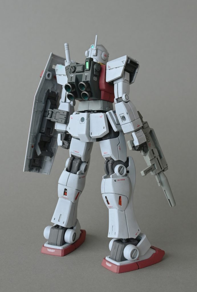 頭部、腕部、サイドスカート、リアスカートはHGを使用、ボディはHGの左肩にHGUCのサブカメラを移植しています。肩部、バックパック、フロントスカート、脚部とビームライフルはHGUCをベースに、HGパーツと情報量を揃えるためディテールを追加しています。