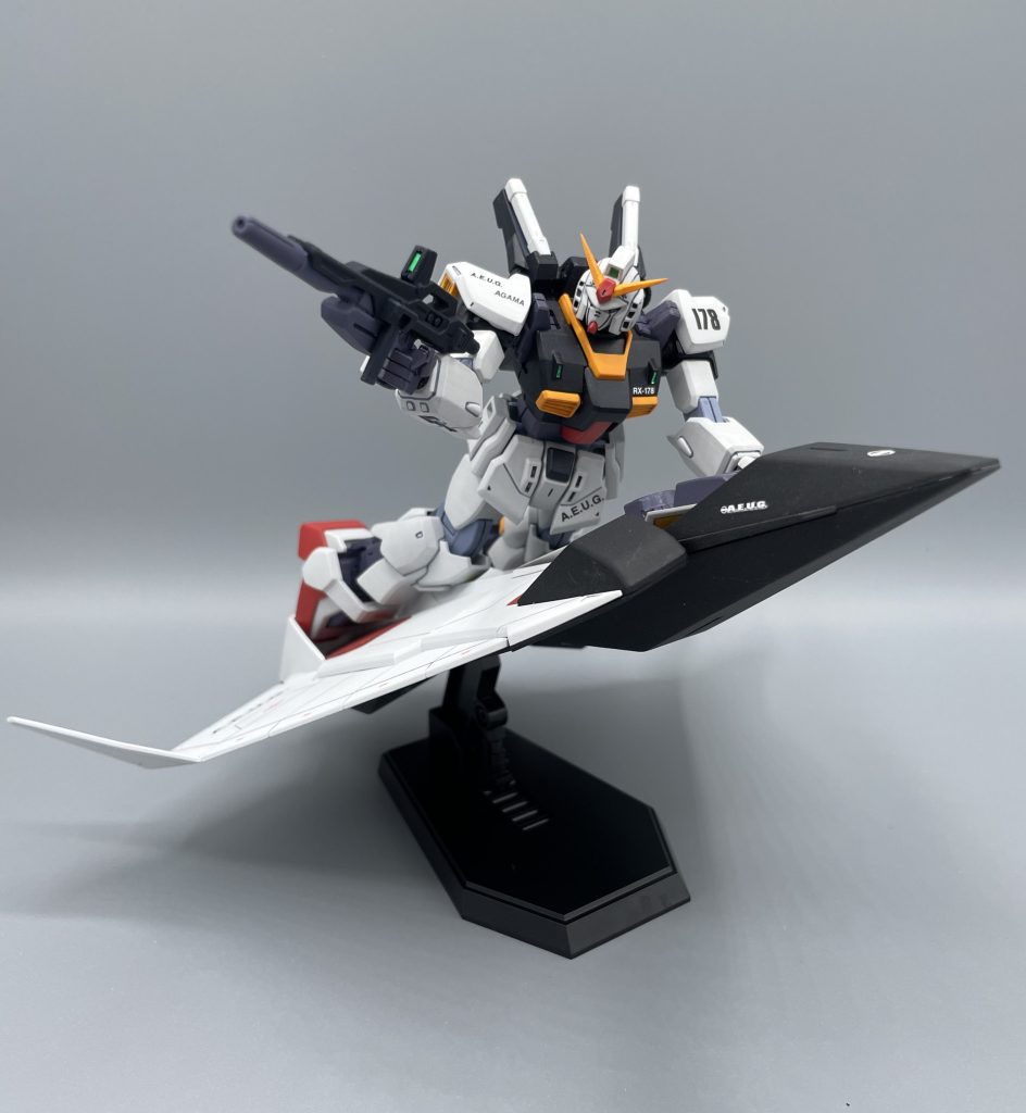 もっと離れていれば撃たれなかったのにッ…！！　グリプス戦役当時、MSが大気圏に突入するにはバリュート（耐熱性のあるパラシュートのようなもの）を使用していました。しかし、大気圏内では身動きが取れず、地上からも狙い撃ちされやすいという弱点がありました。　そんな中カミーユのフライングアーマーは高温の大気圏の中でもスイスイと動き回り、敵機を撃ち落としていきます。その中の一人には、「アメリア…」で有名なカクリコン中尉もいました。カクリコンは、ティターンズでジェリド中尉の同期に当たります。