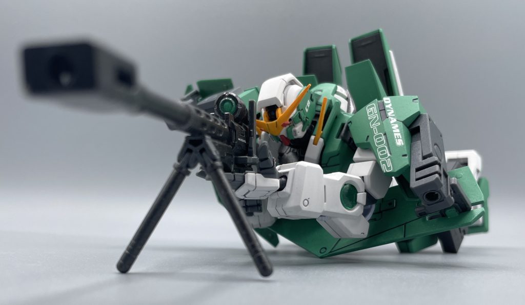 狙い撃つぜぇ！！　アンテナを下降させるとカメラアイが露出します。これによって、より精密な狙撃を行うことが出来るようになります。　HGでは差し替えだったバイポッドは可動できるようになり、展開ギミックを備えています。さすがは1/100ですね(^^♪