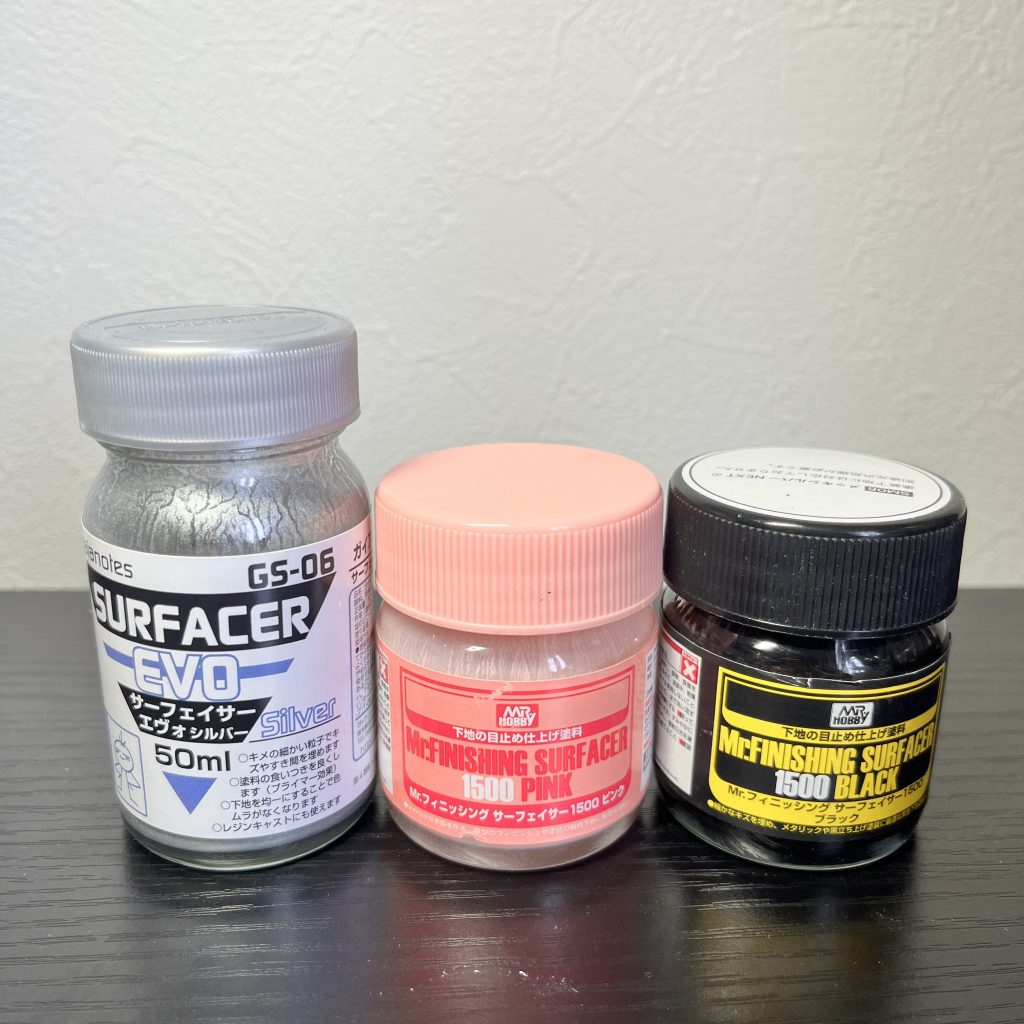 外装は基本シルバーサフ。赤い装甲部分のみピンクサフ。関節、羽部の金には黒サフ。