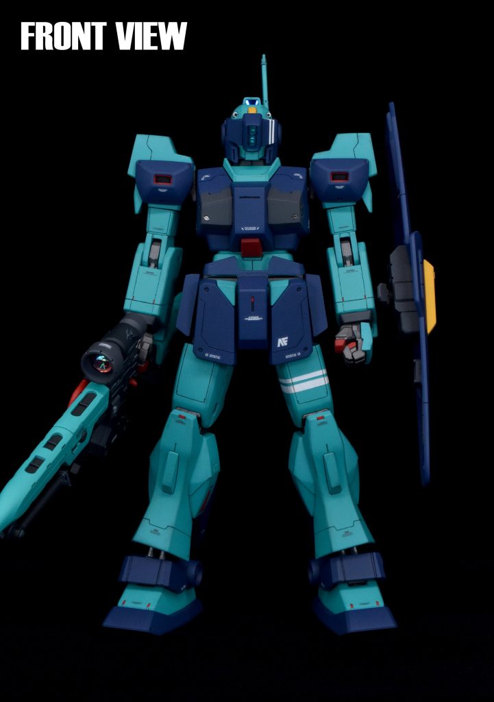 フロントビュー各部にスジボリを行った他、プロポーション変更を行っています。肩部スラスターは開口してモールドのあるプラ板を組み込みました。