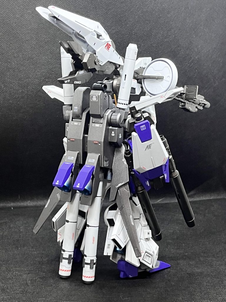 右後ろから、胸部、下腕、脚部、フロントスカートはシルヴァバレト、スラスターはシナンジュスタイン、スリッパは延長してます。ダブルビームライフルはシルヴァバレトのシールドとニコイチ。バックパックのでかい羽はライトニングバックウェポンと百式のウイングバインダー。左のミサイルポッドは3mm延長してます