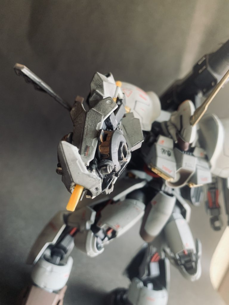 武器は基本的にガルバルディリベイクの物のみですがナックルガードが付けれなかったので余ったパーツを組み合わせてパイルバンカー式ゼロ距離ダインスレイブとしました。こういうところとかにちょこちょこパーツ使ってるのでグリムゲルデは頭、武器、盾以外全て使っています。