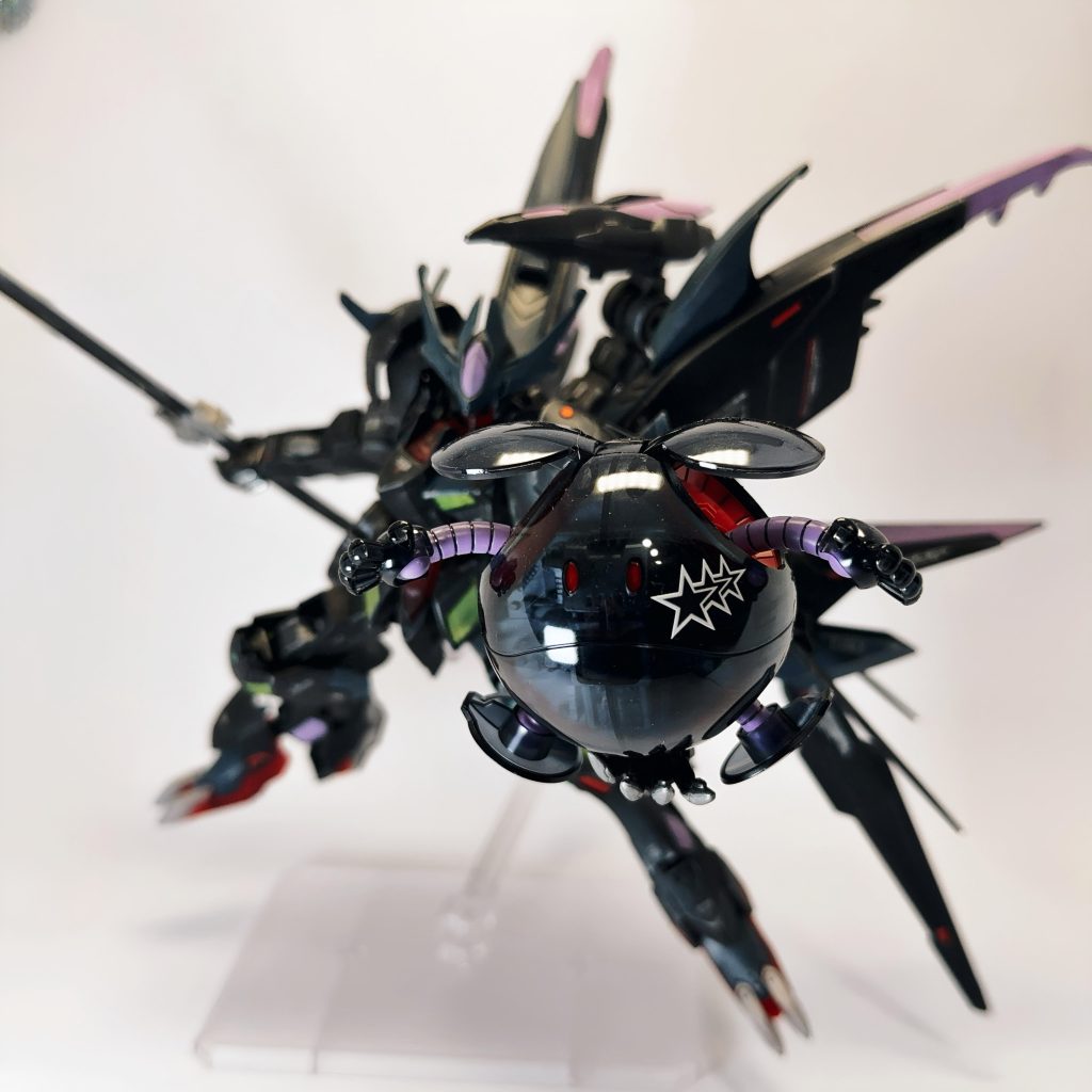 ハロも持てる大きな手(笑あんまり意識してなかったんですが、黒い三連星カラーですね💦久しぶりにビルド系ノリで作って楽しかったです😆