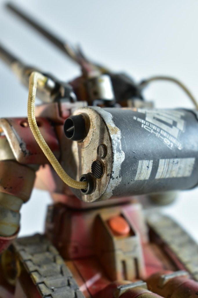 背中に背負ってるのはお菓子の空っぽの容器です。なんかエネルギー的なものを搭載してるイメージです