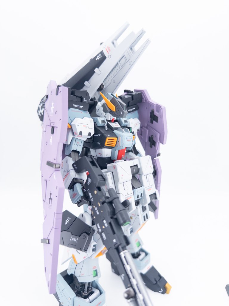 首と足首を延長、プラバンとスジボリでディテール追加、足先はスクラッチしました。