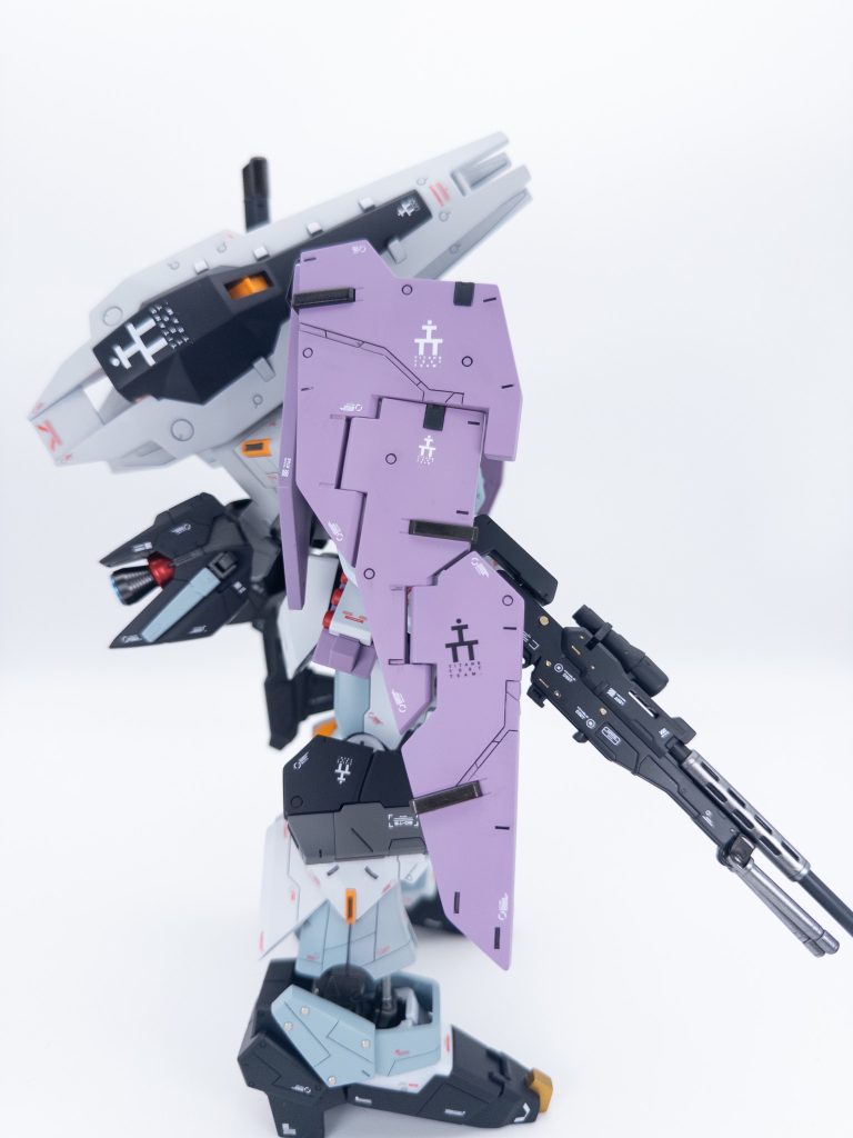 足に装着したホルスターがお気に入り。