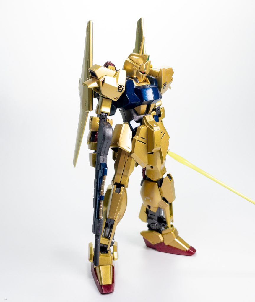 本体が中々輝いてくれたので墨入れやデカールも最低限にし、百マークのみシールを使用しました。額やライフルのセンサー部は付属シールを貼った後にUVジェルでコーティングしています。