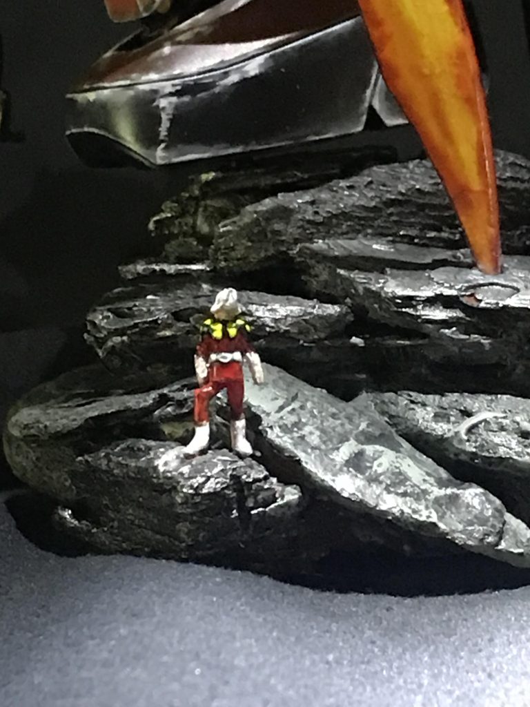 ルーペしててもハッキリとは見えない、使用していなかったチビっこシャアをなんとなくソレに見える様に雰囲気塗装。起立しているシャアを、グフカスタムと同じポーズになる様に無理矢理してあります。