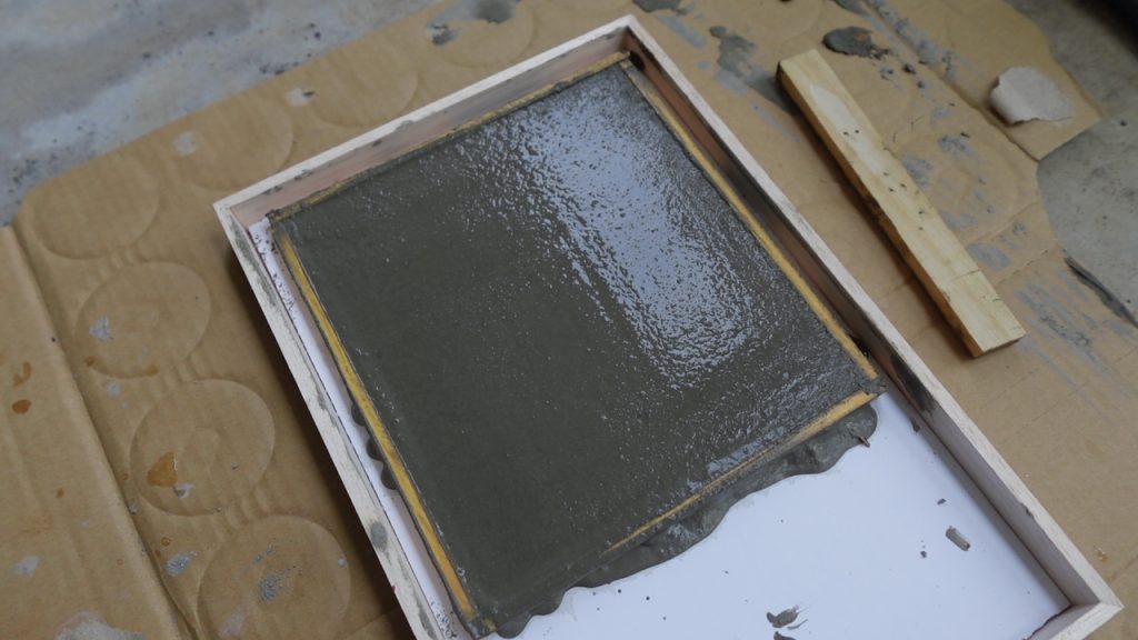 鉄骨下の土台(モルタル)成型中