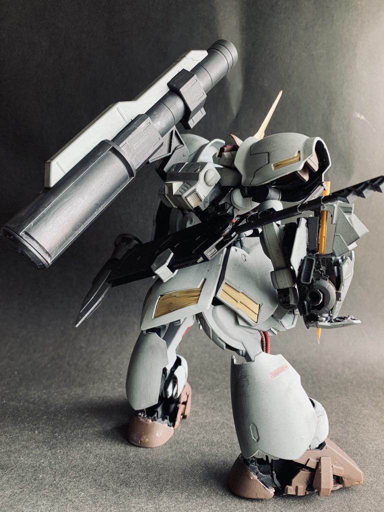 背面はこんな感じ。サイドアーマーはリベイクのフロントアーマーを接着して大型化、リアアーマーとラインが繋がるように位置を調整しました。