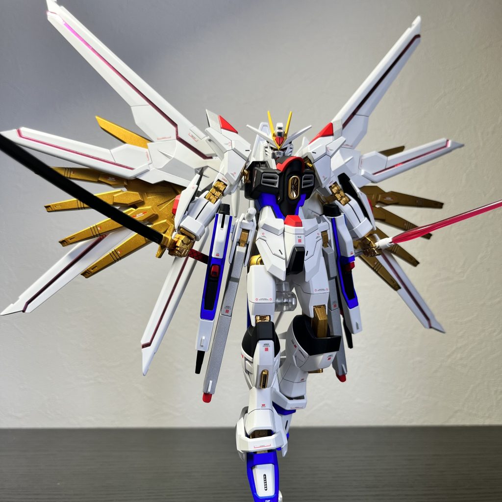 近所の家電量販店で珍しくこのプラモとガイアノーツスターブライトゴールドを見かけ、全塗装を決意し購入。