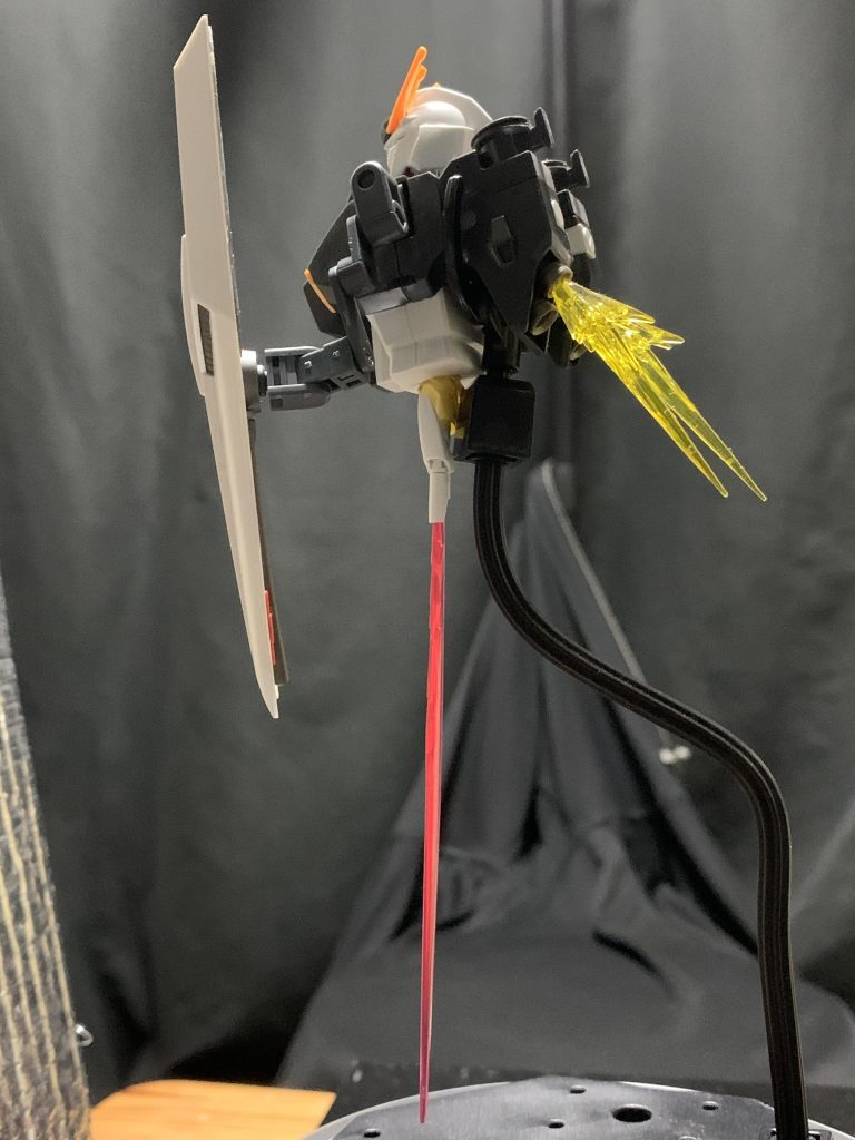 「というわけでまだ全然出来上がってないうちにロールアウトしたわけさ、シャア！」「なんだと！ワタシのライバルがこんな機体で戦いを挑んでくるなど、許さん！せっかくサイコフレームの情報を横流ししてやったというのにっ！💢」「俺はエースだから最小限度の装備だけでも格好が付くのさ！それにこの方が運動性能もバツグンなのさ！」