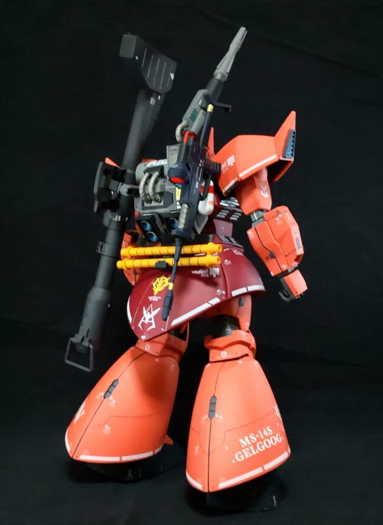 背面、ジャイアントバズーカは作成した取り付けアームで固定、ビームライフルはネオジム磁石で固定。ビームナギナタ2本を取り付け出来るラックを作成、地味に、ビームナギナタが2本並んだこの部分がお気に入り😆。