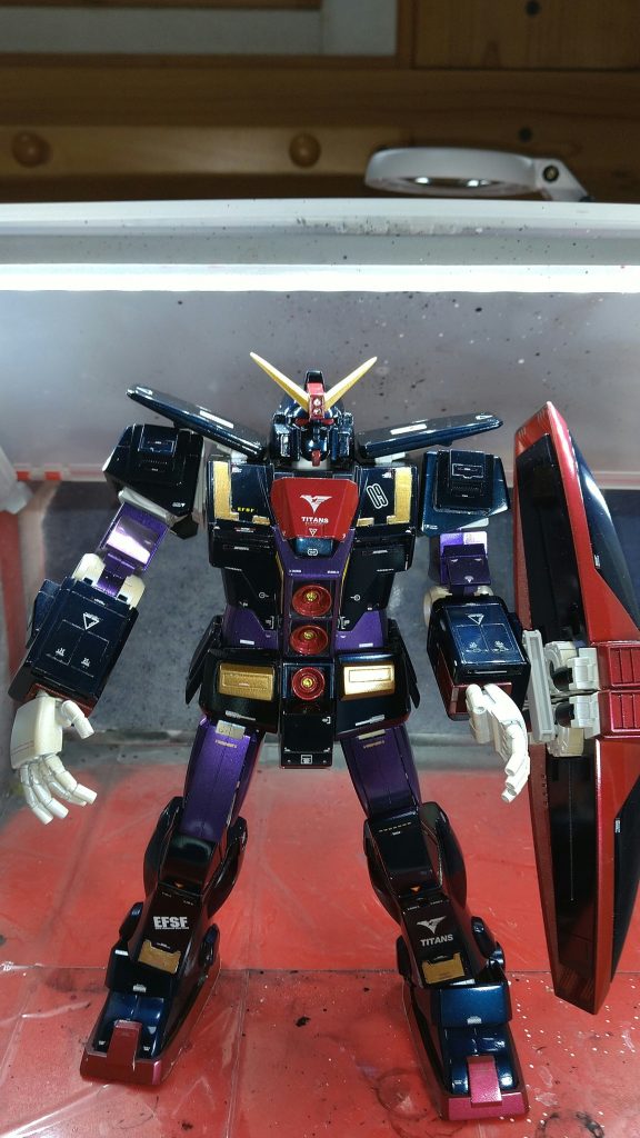 今回の使用塗料黒→プリズムブルーブラック                    白色→Mr.クリスタルカラー                                 サファイアブルー                                 紫色→Mr.クリスタルカラー                                  アメジストパープル                              黄色→アクリジョン                                              ゴールド +クリアレッドサファイアブルーは写真ではほとんど分かりませんねぇ💦