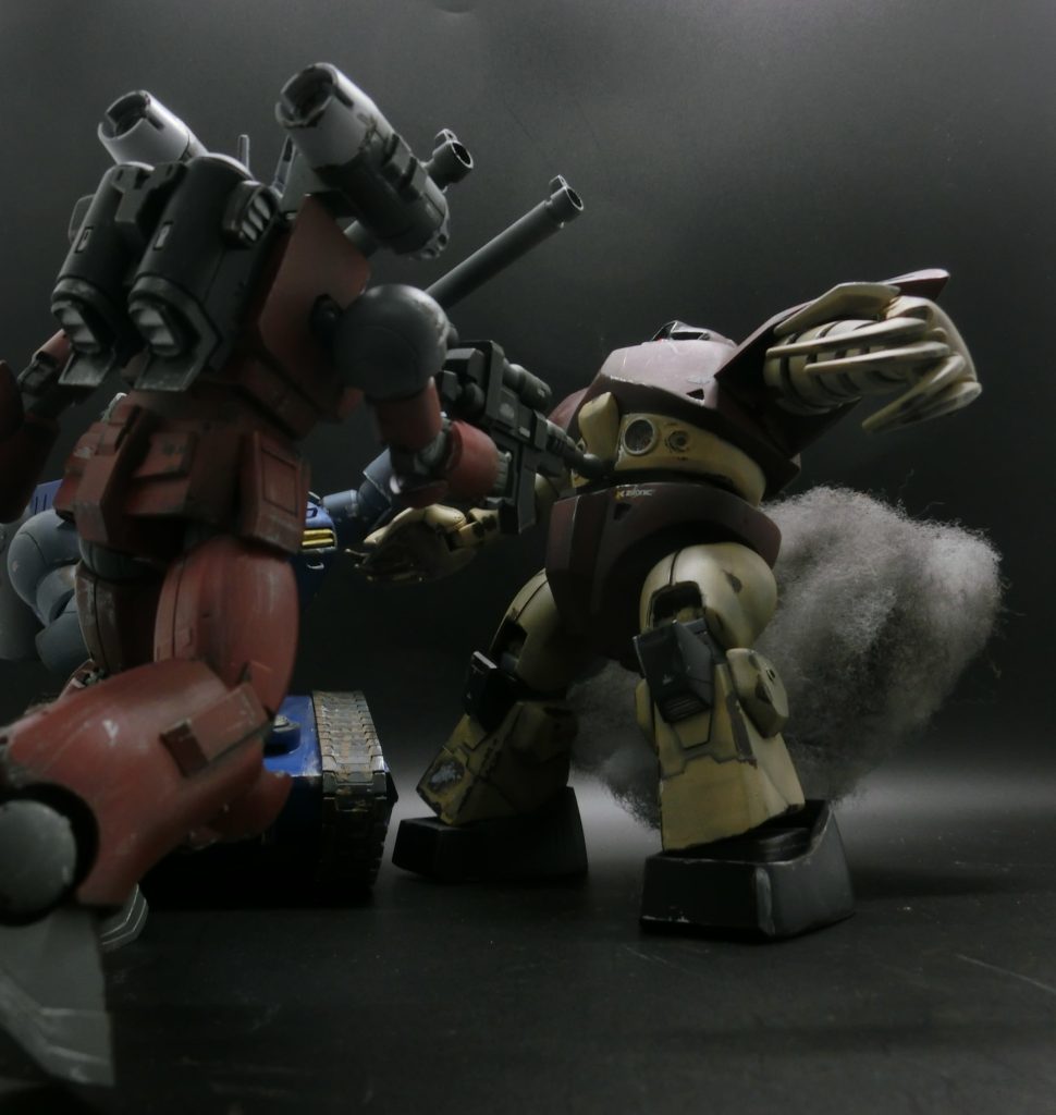 ゴッグは装甲が厚く、ガンタンクのハンドマシンガンがまったく効かない状況でしたが、カイのガンキャノンが近接でコックピットを打ち抜き、撃破しました。