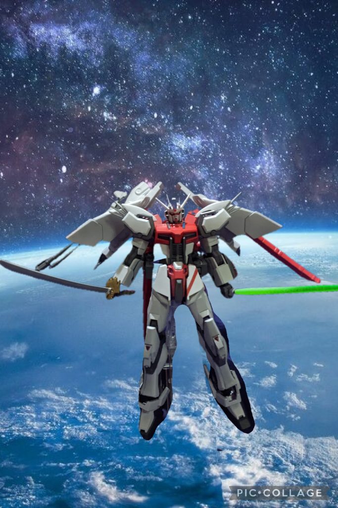 [揚げ物百個はムチャデッセ劇場]第３幕「アスランの危機」エリカ「カガリ様、ストライクリリーの調子はいかがですか？」カガリ「 あぁ、いい感じだシモンズ主任。悪いな、忙しいのに造ってもらって」エリカ「まぁルージュもかなりガタがきていましたし、キャバリアーでもフォローが限界かとおもいましたし、それに……」カガリ「 それに？」エリカ「いえ…何でも」　　　　数ヶ月前　オーブ代表執務室ｺﾝｺﾝｺﾝ……カガリ「 入ってくれ」ゲンドウポーズのカガリエリカ「 カガリ様、急に呼び出してどうなされたのです？」カガリ「忙しい所すまない…前々から話してる私の新機体の事なのだが……」エリカ「その話ですか……何度も言いましたが、貴方はオーブの代表なのです。ホイホイ戦場に出られては困ります！現状のストライクルージュで十分です」カガリ「だが！私だって行かなきゃならん時があるだろ？このあいだのファウンデーション事件の様に…あのときも結構ギリギリだったんだ！！だからもっと高機動の速いやつが欲しいんだよ！！」エリカ「まぁ確かにストライクルージュも割と古くなってきてますけど…かと言って…」カガリ「 やーだやーだ！やだやだやーだー！！新しくしてくんなきゃやだ！！キラもアスランもシンもルナマリアまで弐式だのspec2だの新しくなってるのに私だけ古いのやーーだーーー！！」エリカ「急に二頭身になって駄々をこねるのやめてください奇面(ﾋﾟｰ)じゃあるまいし……それに、カガリ様にはキャバリアーが有るじゃないですか、アスランくんとお揃いの」カガリ「アスランとお揃い……ｷｭﾝ」エリカ「 そう！アスランくんとお揃いの！！」カガリ「 だが……クラゲやん」エリカ「 クラゲ言うな」カガリ「ドラグ（ ﾋﾟｰ )ーやん」エリカ「それ言っちゃだめ！！(汗)　カ(ﾋﾟｰ)ジ顔やめぇ！」カガリ「 やだやだやだやだ！やだったらやーだー！！」エリカ「(こうなると止まらないのよね…この人)ハァ〜…解りましたカガリ様、造ります！造りますから駄々をこねるのはお辞めなさい…トーヤ様が見てますよ」トーヤ「(駄々をこねる姉様……カワイイ！！　ｷｭﾝ……)（ =>∞<）」　　　　　　　　そして現在エリカ「(あんなに駄々こねられたらね……)」キラ「エリカさん」エリカ「あらキラくんにアスランくん」アスラン「あれですか、カガリの新しい機体は」エリカ「えぇ…ストライクリリー、ベースはストライクだけど、中身はspec2シリーズと同じように新しくなっているわ」キラ「イージスのパーツで機動力を上げてるのか……ｳﾌﾟ…」エリカ「えぇ、見た目は海岸に落ちてたイージスのものだけど、中はディスティニーspec2に劣らない物になってるわ。…大丈夫？キラくん……」キラ「だ…大丈夫です」エリカ「(よっぽどトラウマになってるのね…イージス)」アスラン「見慣れない装備もあるようですけど…」エリカ「え！？えぇ…まぁ…開発中の物を流用したから…(いえない、いつの間にかオーブ海域に落ちてた異世界のモビルスーツの部品をつかってるなんて言えない)」キラ「エリカさん…あのヴェスバー？と刀の鞘って何で赤に白いラインなんですか？カッコイイけど」カガリ「それは、私も思っていた」エリカ「それは、いつもカガリ様が部屋着にしてる芋ジャーをイメージして」カガリ「 …！？私の芋ジャー！？(///)てか、何で私の部屋着知ってるんだ！」エリカ「たまに、芋ジャーのまま屋敷をウロウロなさるじゃないですかカガリ様」キラ「へ〜、カガリってOFFの時芋ジャーなんだラクスと…おっと(ラクスが芋ジャープレイが好きなのは秘密だった)」カガリ「ん？ラクスがどうした？キラ」キラ「う…ううん！何でもないよ(汗)」アスラン「芋ジャーのカガリ・・(妄想中)・・！？　ﾊﾅﾁﾞﾌﾞｰ!!」　　　　　　　　　　　　※アスランと一緒に妄想しよう!!カガリ・キラ「アスラン！？」エリカ「アスランくん！？」アスラン「カガリ…芋ジャー…脱がす……ﾌﾌ…ﾌﾌﾌﾌ…」カガリ「 ア〜ス〜ラ〜ン〜……(///)いい加減にしろよお前ぇっ！！(# ﾟДﾟ)　」