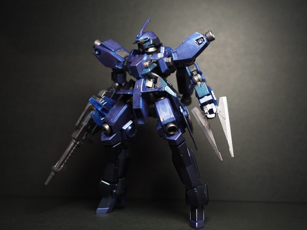 フレーム部分の塗装は、シルバー、メタリックブルー、メタリックレッドを概ね同じ割合で混色。キラッとしてヒロイックな感じに仕上がりました。フレームは焼鉄です。