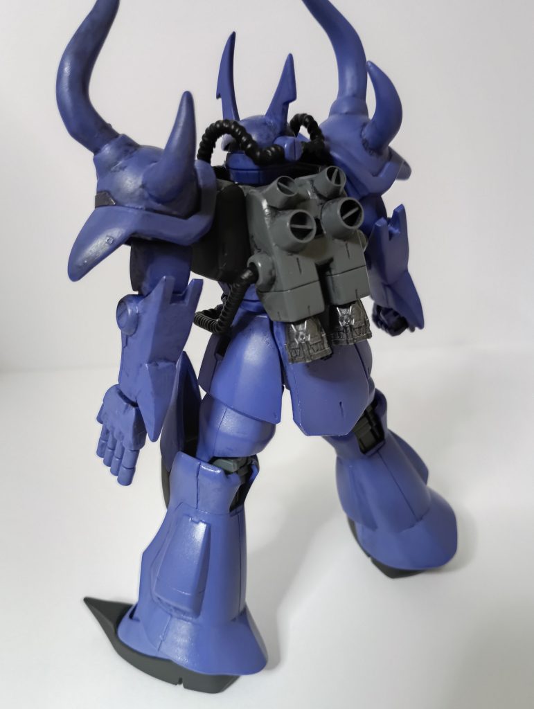 全体的に体のあちこちを尖らせるように改造。動力パイプはアルミ線にワイヤーを巻いたものを熱収縮チューブに入れて縮めたものを使用しています。ランドセルはデビルガンダムの意匠を入れています。