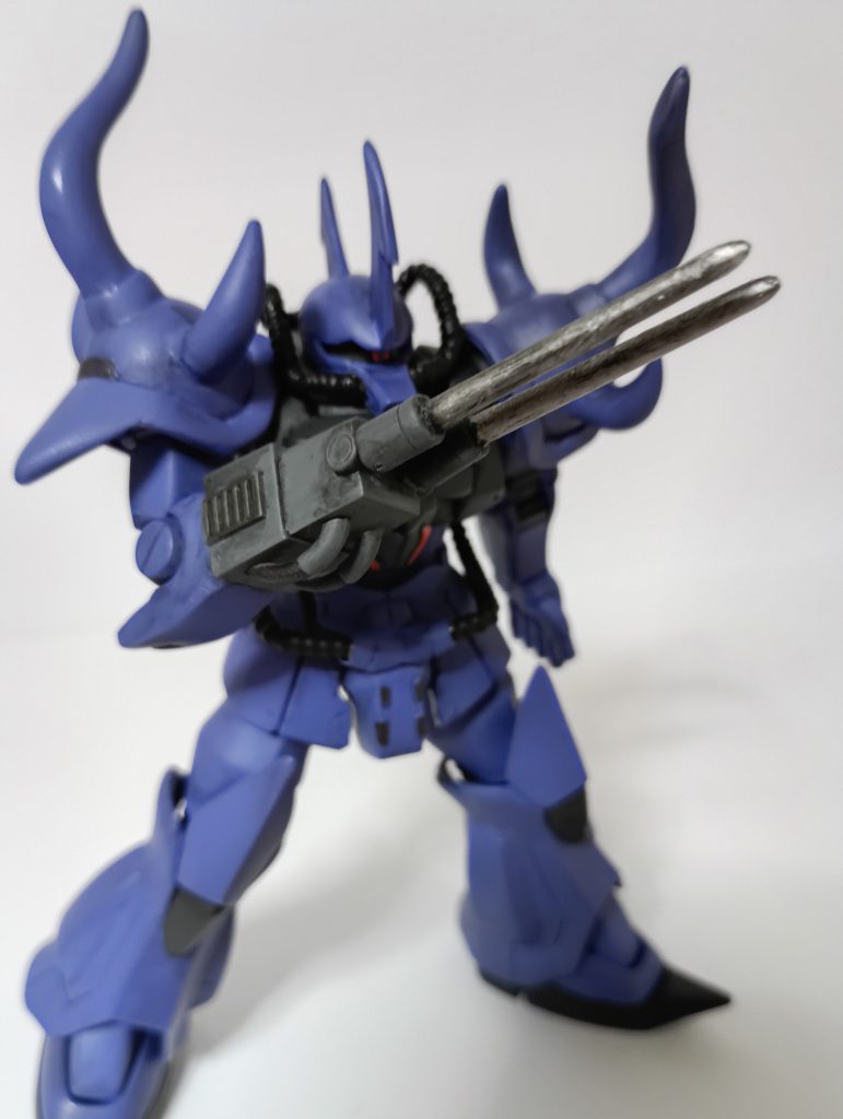 オリジナルのスタンガンを参考に制作。右腕には磁石を仕込んでいるので、通常の腕と交換可能にしています。