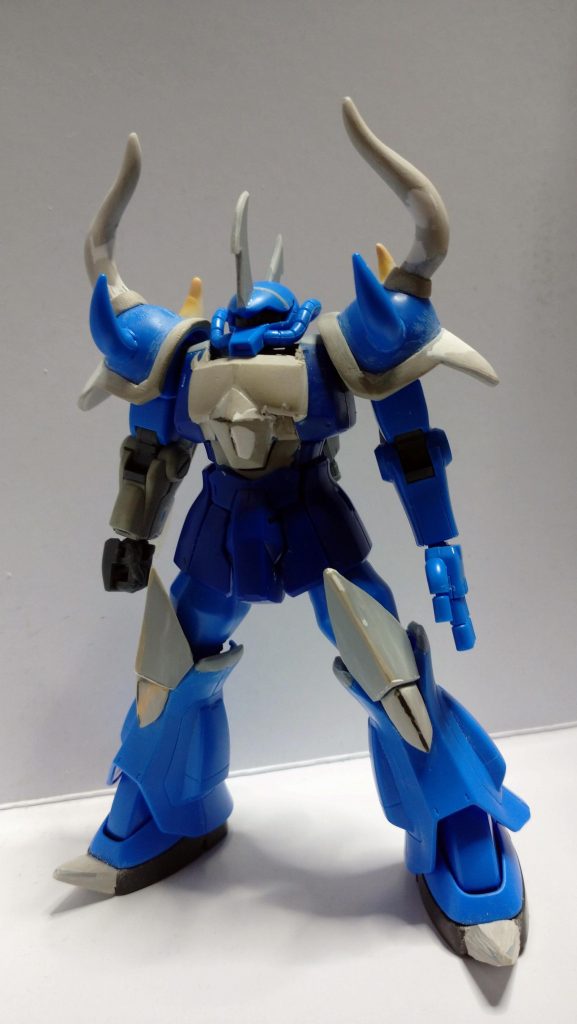 制作途中の画像。プラ板やプラ棒を軸にポリパテとかエポパテ使って整形。胸は3分割して、プラ板で横幅を延長しています。