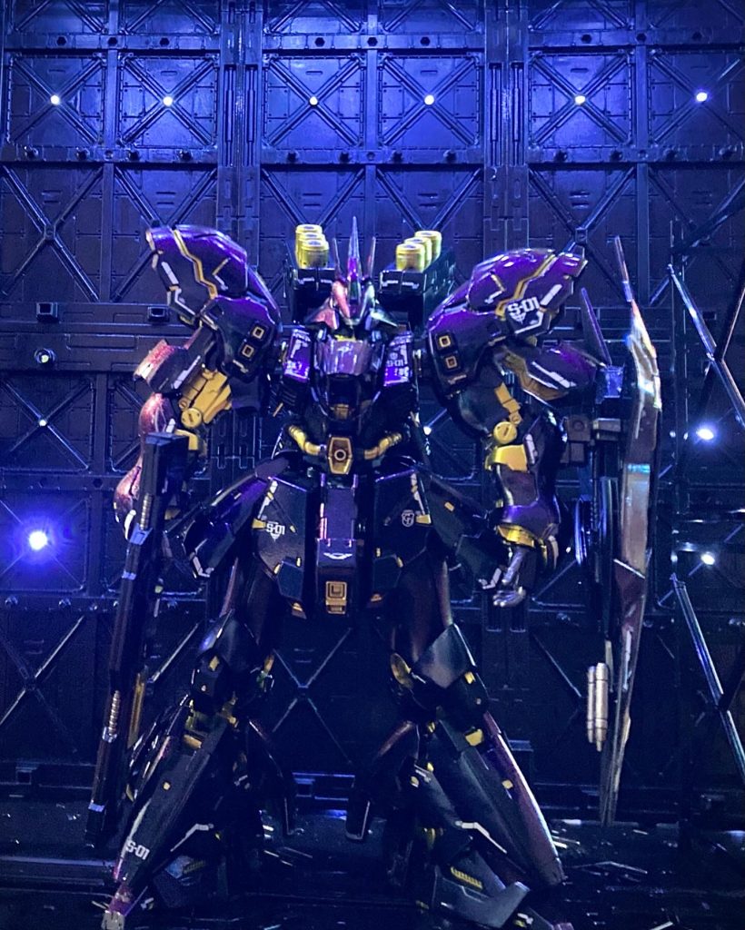 ディスプレイベースを購入し制作中です。とりま黒鉄色で塗って(違いがよく分かりませんでした💦)穴開けてLED仕込んでみました。少しずつ改造したいです。