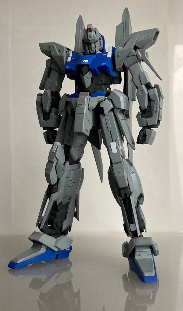 正面です。上腕を数mm延長した記憶があります。下腕はパーツを細かく分解してこちらも数mm延長した記憶があります。肩の小さいシールド？形状パーツも延長しました。