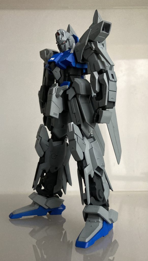 斜め前から。あ、肩のダクト？パーツ入れるの忘れてた。腹部の黒いパーツも少し延長して若干スリム化したような記憶があります。