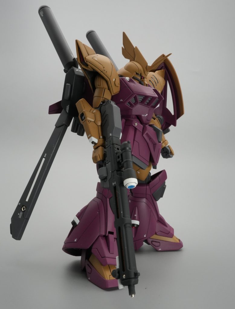 肩のひらひら?の余分な個所は切り落としています。ライフルはオプションセットを使用。ライフルの持ち手は上手く合わなかったため今回は見送りです。