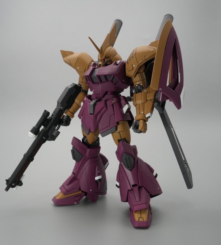 モデリングワックスを塗ってはいるものの、ハゲが怖いので直立固定。胴を短く詰めた際、UVレジンでジョイント自作したので腰の強度にも不安あり。バックパックの重さで反ってしまうため、突き当て部分を追加して写真以上に反らないようにしました。