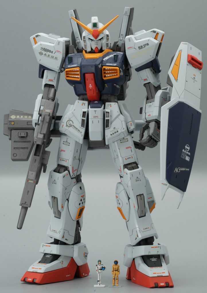 全体的にスジ彫り追加と穴開け加工したくらいです。エマ機として作成しました。パイロットはビルダーズパーツの物をそれらしく塗装しました。フィギュアは小さくてかなり塗装が辛い。