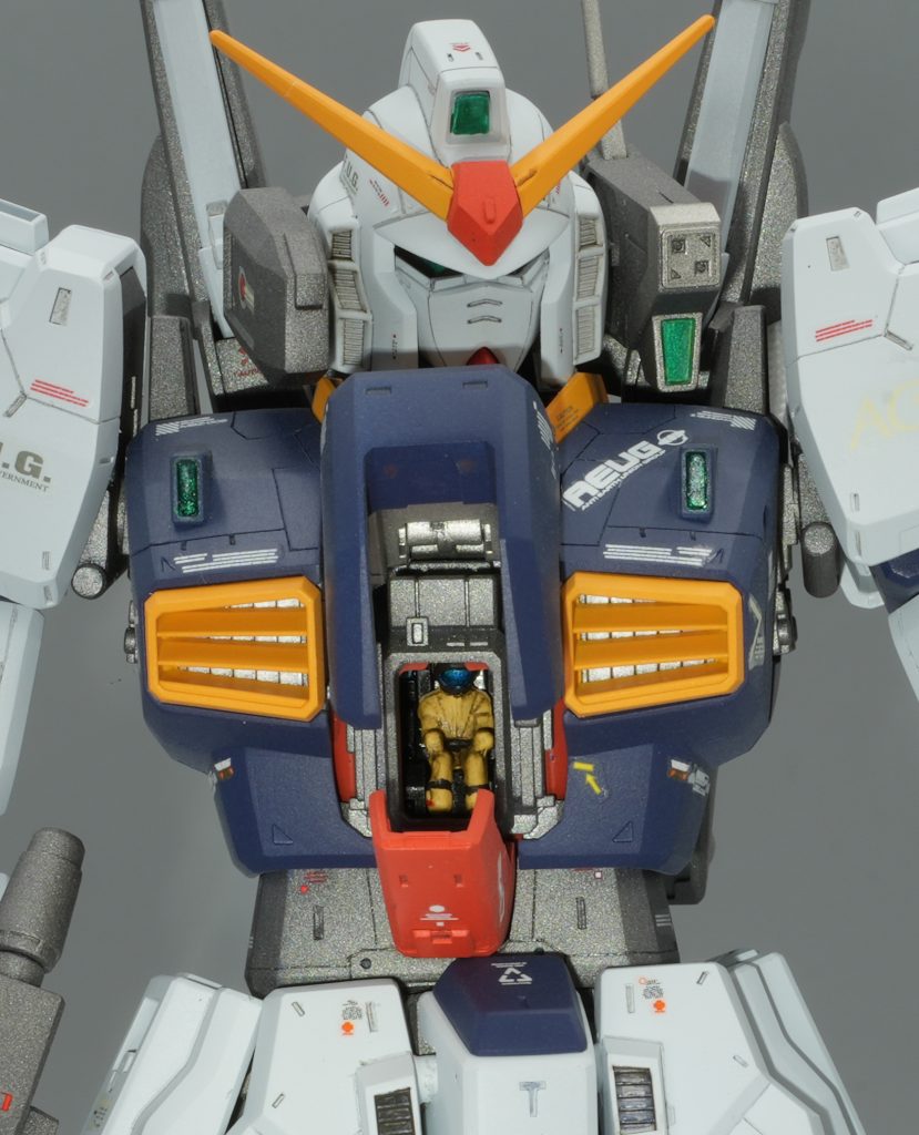 コクピットにはエマさんを乗せてます。塗装レシピ白：NAZCAカラー　スチールホワイト胸部：NAZCAカラー　ブルーイッシュパープル黄色：バーチャロンカラー　ビビッドオレンジ赤：バーチャロンカラー　焔朱(ほむらしゅ)フレーム：サーフェイサーエヴォ ガンメタ 