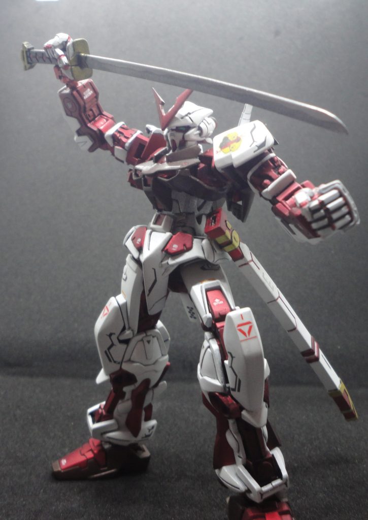 レッドフレームだけはマッシブでも悪くない気がする。ガーベラストレートはメッキ落として塗装。刃文はホワイトシルバーで塗分け。