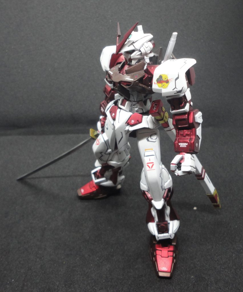 腕は合わせ目変更も兼ねてディティール自作しました。後はアンテナを削ったくらい。と思ったら背中アーマー切り取って、内部フレームを成形、腰アーマー前後切り離し、膝下合わせ目変更をしてました。