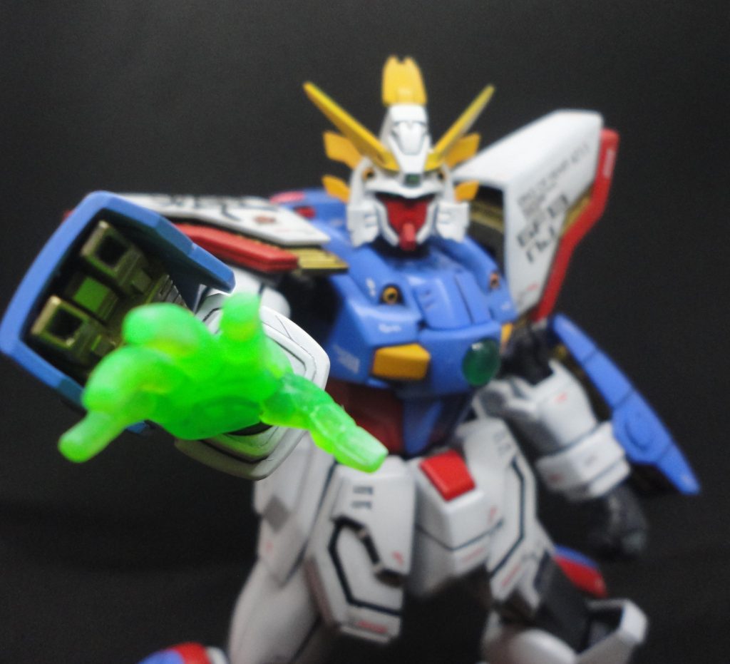 シャイニングフィンガーのポーズ。手首は内側をクールホワイトで軽く吹いて、少しフチに同じ色でグラデーションかけてます。