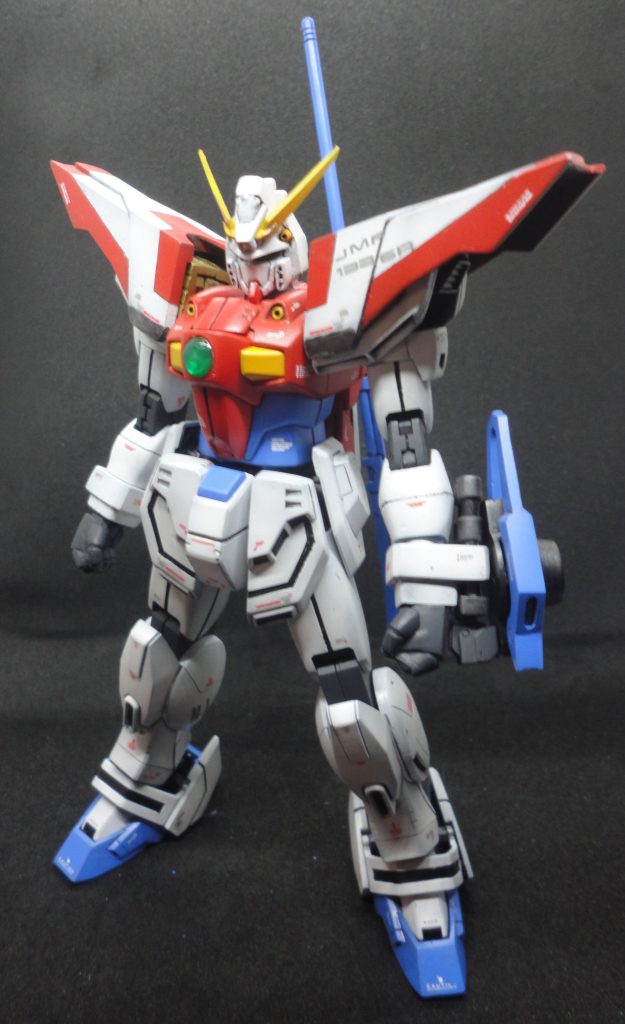 ライジングアローの接続方法は少し変更してます。少し緩かったので、この後調整してます。肩のアーマーはコトブキヤのパーツを少し加工してます。カラーは先に投稿したシャイニングガンダムの反転、というより、シャイニングガンダムがこちらの反転です。