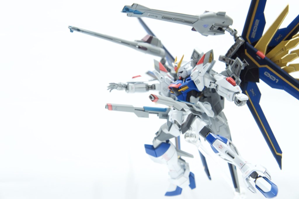 ミーティアは色々な方向に展開できるようにボールジョイントで加工しています。ほんとは腕に持たせる加工がしたかったのですがちょっと断念…ちなみに使用したキットはガンダムコレクションのミーティア1/400です。