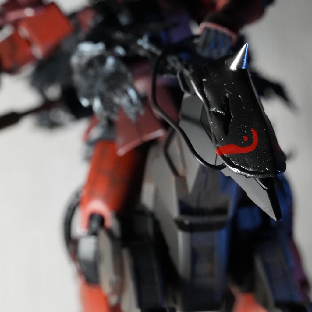 そして今回一番力を入れたのはこの３つ！矛、龐煖の衣、お馬さんの仮面全てプラ板とエポパテ、ポリパテでセミスクラッチしました。矛、仮面はプラ板を何層にも重ねそこから削り出し。衣はエポパテを爪楊枝でいい感じに引き裂き硬化させ布っぽい表現を作りました。 