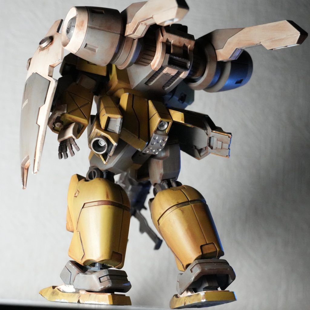 バックパックはDEMI BARDINGのバックパックを使用取り付け軸が全く合わなかったので、GM CANNONⅡのバックパック取り付け軸を移植これで多少なりと機動力が上がったはず