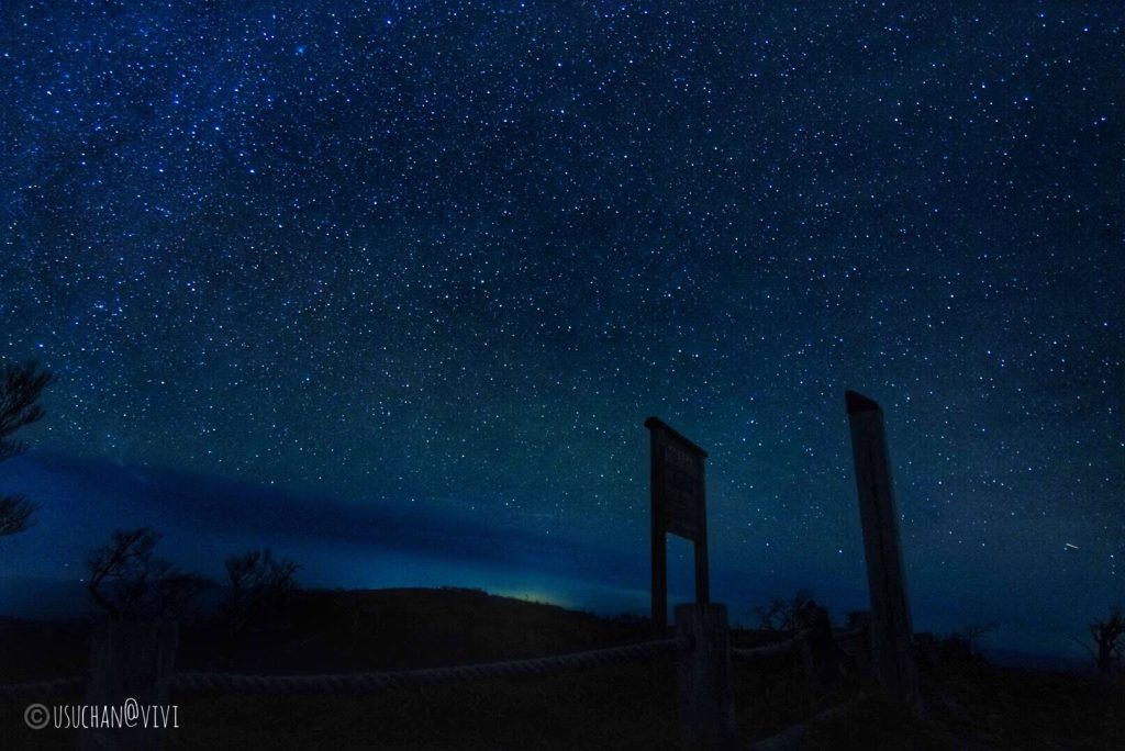 背景は私が以前撮影した星空写真を使いました。大台ヶ原です。美しい……。