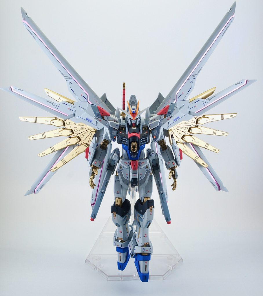 とにかくプラウドディフェンダーのボリュームがすごい!プラウドディフェンダーは作業量も多くて、大変でした。金色のフレームがのっぺりしていたので、細かくディテールを追加して、メカ感をアップしてみました。